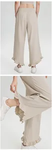 Dichtbij van de ruches aan de zoom van een lichtbeige wijde broek voor dames mode