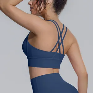 Vista dettagliata del reggiseno sportivo blu scuro con schiena incrociata per yoga