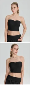 Détail d'un soutien-gorge de yoga noir antidérapant avec coussinets et plis au centre
