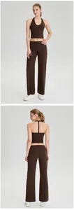 Détails avant et arrière du débardeur de yoga marron et du pantalon large de sport