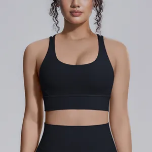 Dettaglio ravvicinato di un reggiseno sportivo in nylon-spandex nero per fitness.
