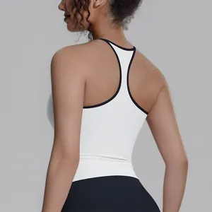 Rückansicht Detail eines atmungsaktiven weißen Racerback-Sporttops für Yoga und Fitness