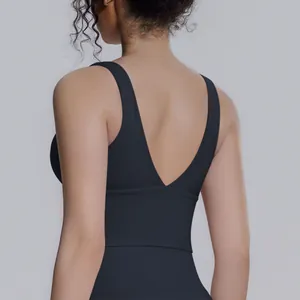 Vista posteriore dettagliata di un reggiseno sportivo nero con design a V profonda