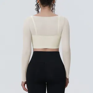Vista posteriore di un top da yoga a doppio strato in mesh con maniche lunghe