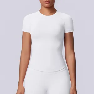 Dettaglio di una t-shirt fitness bianca senza cuciture ad alta elasticità da donna