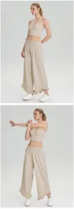 Gedetailleerde weergave van beige strapless yoga top en wijde sportbroek met ruches