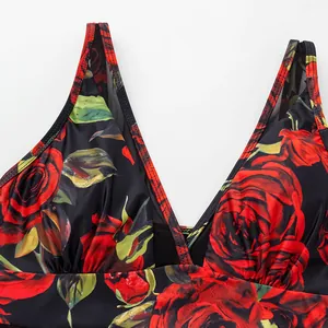 Detailansicht des Badeanzugs mit Rosenprint, Netzeinsatz und V-Ausschnitt-Design