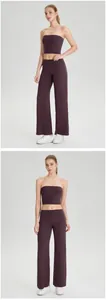 Vistas detalladas de mujer con top palabra de honor y pantalón de yoga de pierna ancha