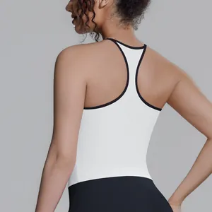 Detailansicht des atmungsaktiven Racerback-Designs eines weißen Damen-Sport-Tops