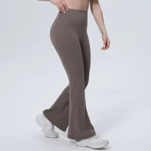 Détail du pantalon de yoga évasé à taille haute marron pour le fitness et la course