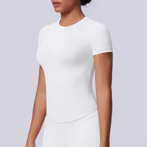 Primo piano di t-shirt sportiva bianca senza cuciture, traspirante ed elastica per yoga