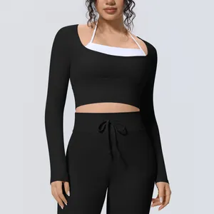 Λεπτομέρεια μαύρου yoga crop top με μακριά μανίκια και σχέδιο ψευδούς διπλού