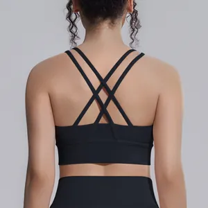Vista posteriore di reggiseno sportivo nero con spalline incrociate per yoga e fitness