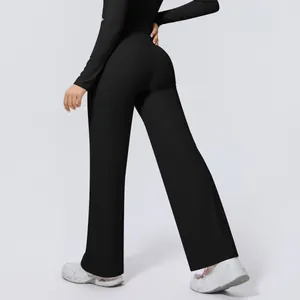 Detailansicht der schwarzen Yoga-Hose mit hoher Taille und weitem Bein aus Nylon