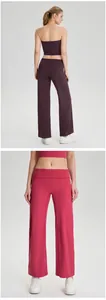 Detalle de pantalones de yoga de pierna ancha y cintura alta en púrpura y rosa