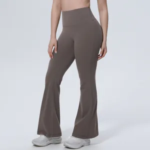 Vue détaillée du pantalon de yoga évasé marron à taille haute avec effet galbant fessier