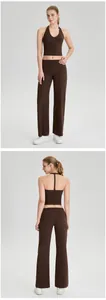 Voor- en achteraanzichten van een donkerbruine halter yoga set met wijde sportbroek
