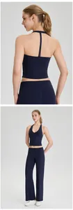 Débardeur de yoga bleu marine avec détail dos nu et pantalon de sport évasé assorti.
