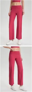 Vista detallada de los pantalones de yoga rosa con pierna recta y textura de tela transpirable