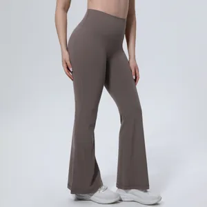 Détail de ce pantalon de yoga évasé à taille haute pour femme montrant la coupe sculptante