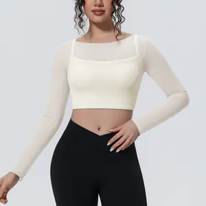 Dettaglio della maglia da yoga beige a maniche lunghe in mesh con design traspirante