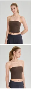Vue détaillée du débardeur bustier marron montrant la coupe devant et de profil