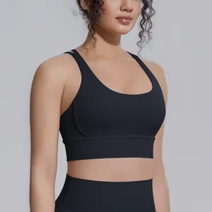 Primo piano del reggiseno sportivo nero con schiena incrociata e tessuto effetto nudo