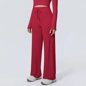 Detailansicht der roten High-Waist-Yogahose mit weitem Bein und Kordelzug am Bund
