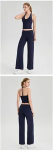 Vue détaillée de face et de dos d'un ensemble de yoga bleu marine avec haut dos nu.