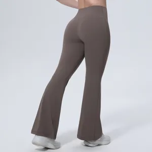 Vue arrière d'un pantalon de yoga évasé à taille haute avec effet push-up galbant