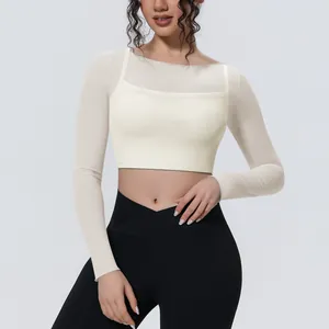 Dettaglio della maglia sportiva a maniche lunghe in mesh crema con design a due pezzi