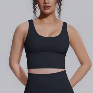 Dettaglio di un reggiseno sportivo nero ad alto impatto imbottito per yoga e palestra