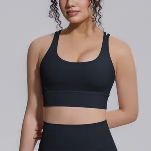 Vista frontale di un reggiseno sportivo nero in nylon-spandex antiurto e leggings.