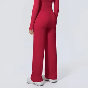 Rückansicht einer roten Yoga-Hose mit hoher Taille und weitem Bein für Komfort
