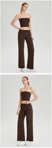 Detail van een donkerbruine yogaset met een strapless tubetop en broek met wijde pijpen