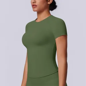 Vista dettagliata di una maglietta da yoga slim-fit senza cuciture verde oliva da donna