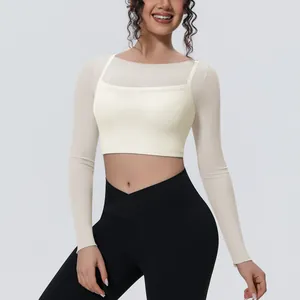 Dettaglio di un top sportivo bianco due pezzi con maniche lunghe in rete per yoga.