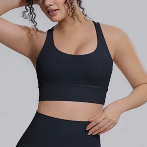 Primo piano di un reggiseno sportivo nero per yoga e fitness resistente agli urti