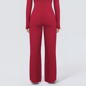 Detailansicht der Rückseite von Yoga-Hosen mit hoher Taille und weitem Bein aus dunkelrotem Stoff