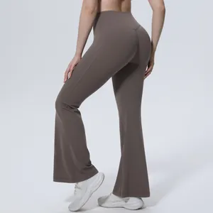 Vue détaillée du pantalon de yoga évasé à taille haute avec un effet push-up pro
