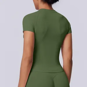 Vista posteriore della maglietta a compressione sportiva verde oliva senza cuciture