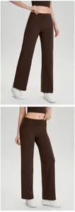 Detalle de pantalones de yoga marrones de pierna ancha con cintura alta para ropa deportiva.