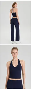 Marineblauw yogasetje met haltertop en broek met wijde pijpen voor sport en pilates.