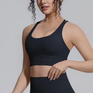 Primo piano di un reggiseno sportivo nero con design a incrocio per yoga e fitness