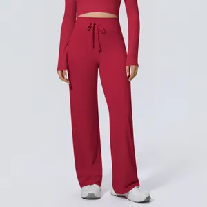Detaillierte Ansicht der roten Yogahose mit hoher Taille und weitem Bein für Damen