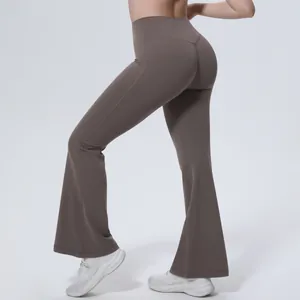 Gros plan sur un pantalon de yoga évasé à taille haute taupe, soulignant la coupe.