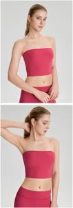 Gedetailleerd overzicht van magenta strapless sportbeha en yoga-leggings