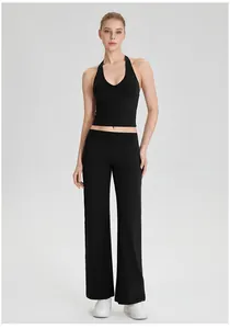 Vue complète du débardeur de yoga noir et du pantalon large sur le mannequin