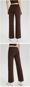 Vistas posterior y lateral de los pantalones de yoga marrones transpirables de pernera ancha