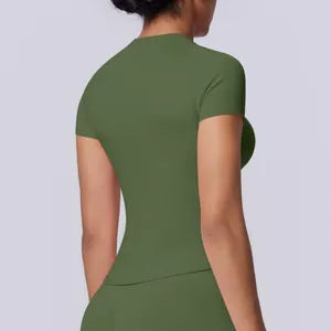 Dettaglio posteriore della maglietta da yoga senza cuciture verde oliva aderente da donna